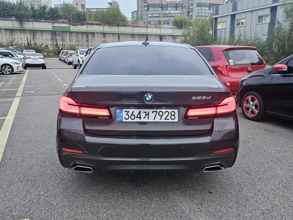BMW 5시리즈(7세대) 523d M 스포츠팩 - 이미지 3