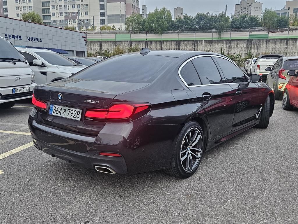 BMW 5시리즈(7세대) 523d M 스포츠팩 - 이미지 4