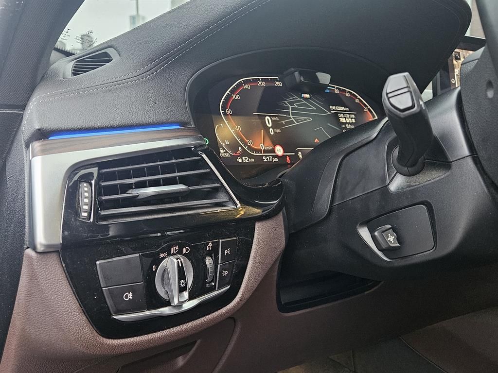 BMW 5시리즈(7세대) 523d M 스포츠팩 - 이미지 7